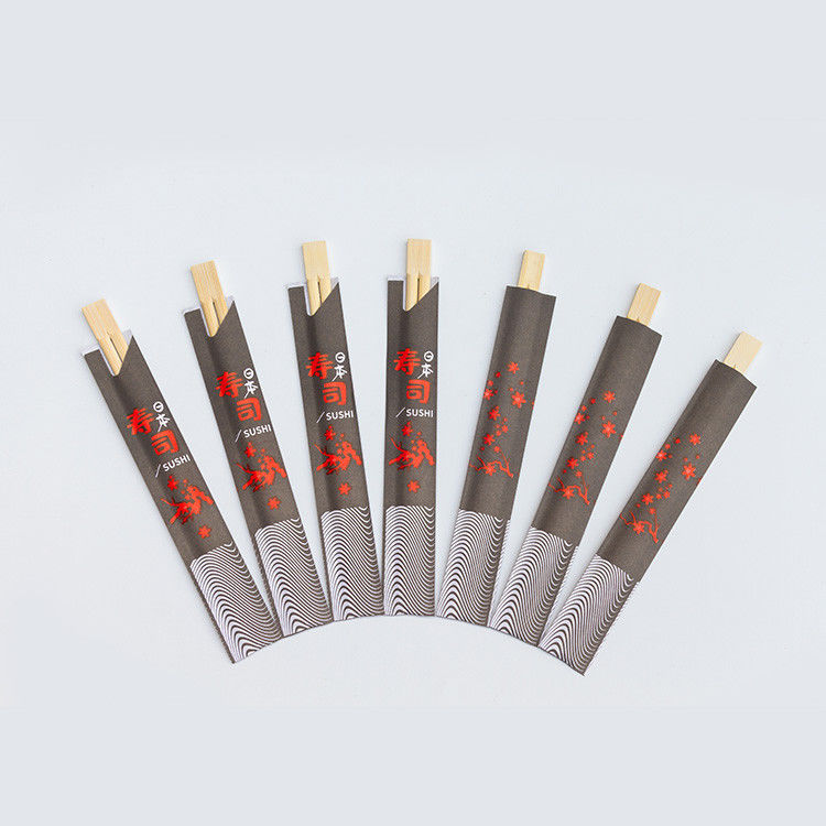 Μίας χρήσης κινεζικά ιαπωνικά Chopsticks μπαμπού με το έγγραφο που τυλίγεται