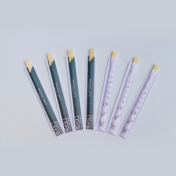 Μίας χρήσης κινεζικά ιαπωνικά Chopsticks μπαμπού με το έγγραφο που τυλίγεται