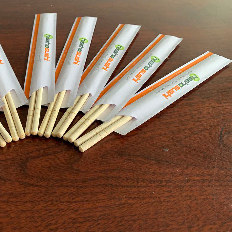 Μίας χρήσης κινεζικά ιαπωνικά Chopsticks μπαμπού με το έγγραφο που τυλίγεται